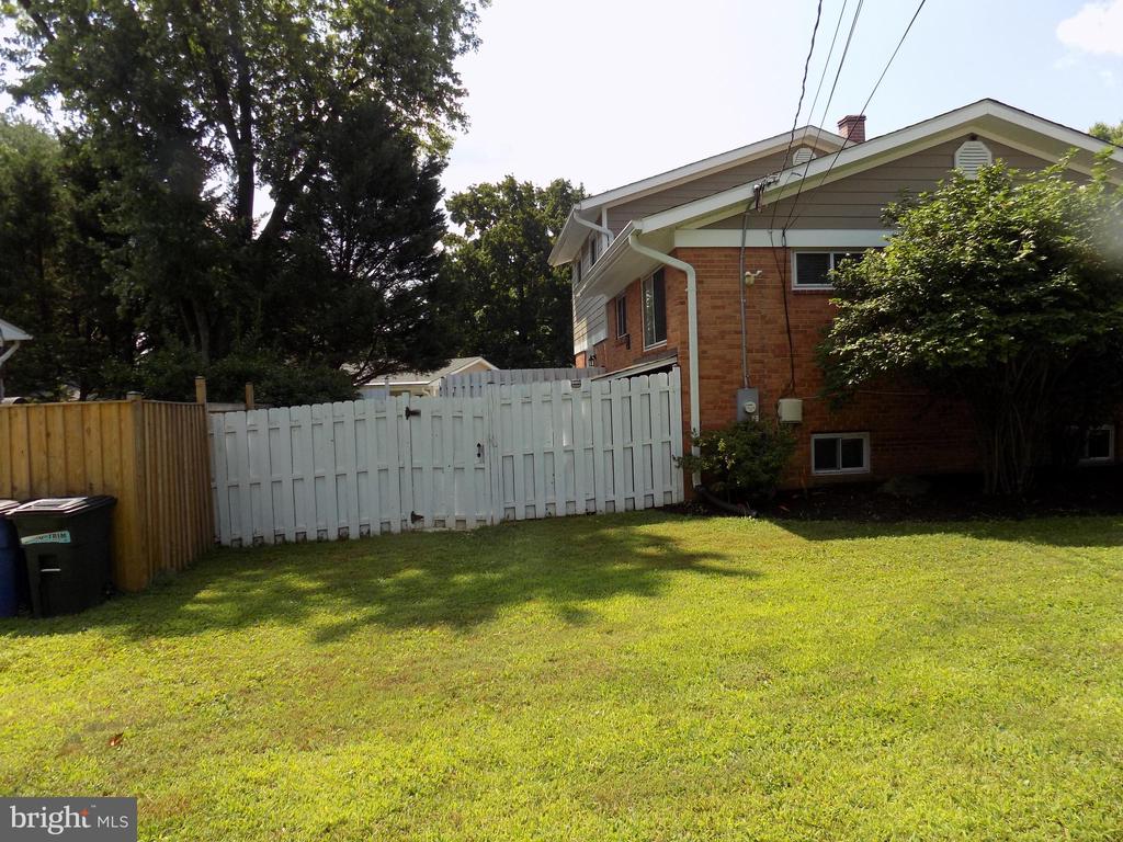 919 PLAYFORD LANE