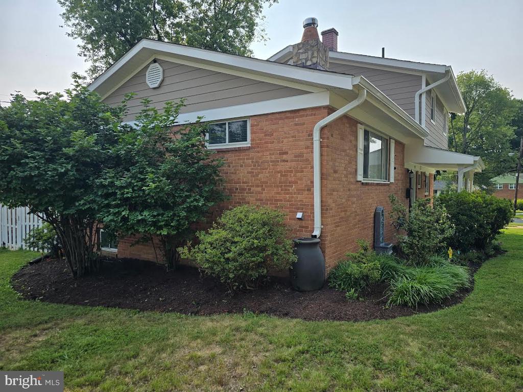 919 PLAYFORD LANE