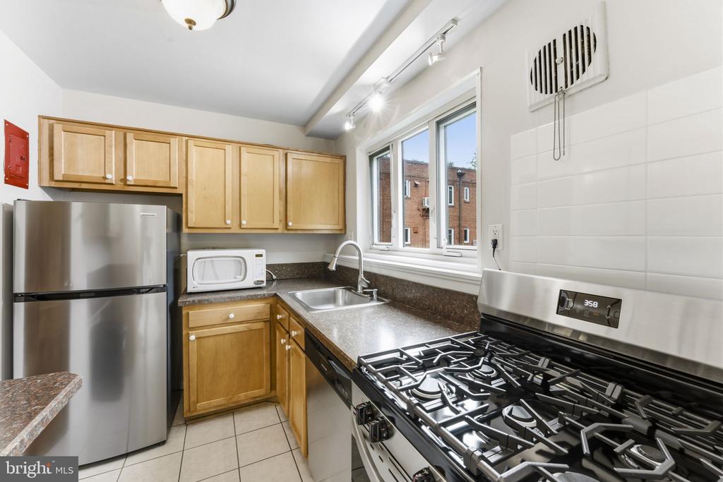 10413 MONTROSE AVENUE Unit: 202