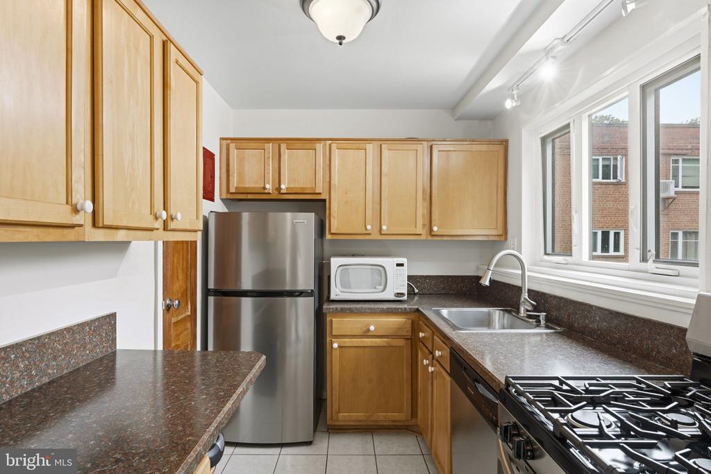 10413 MONTROSE AVENUE Unit: 202