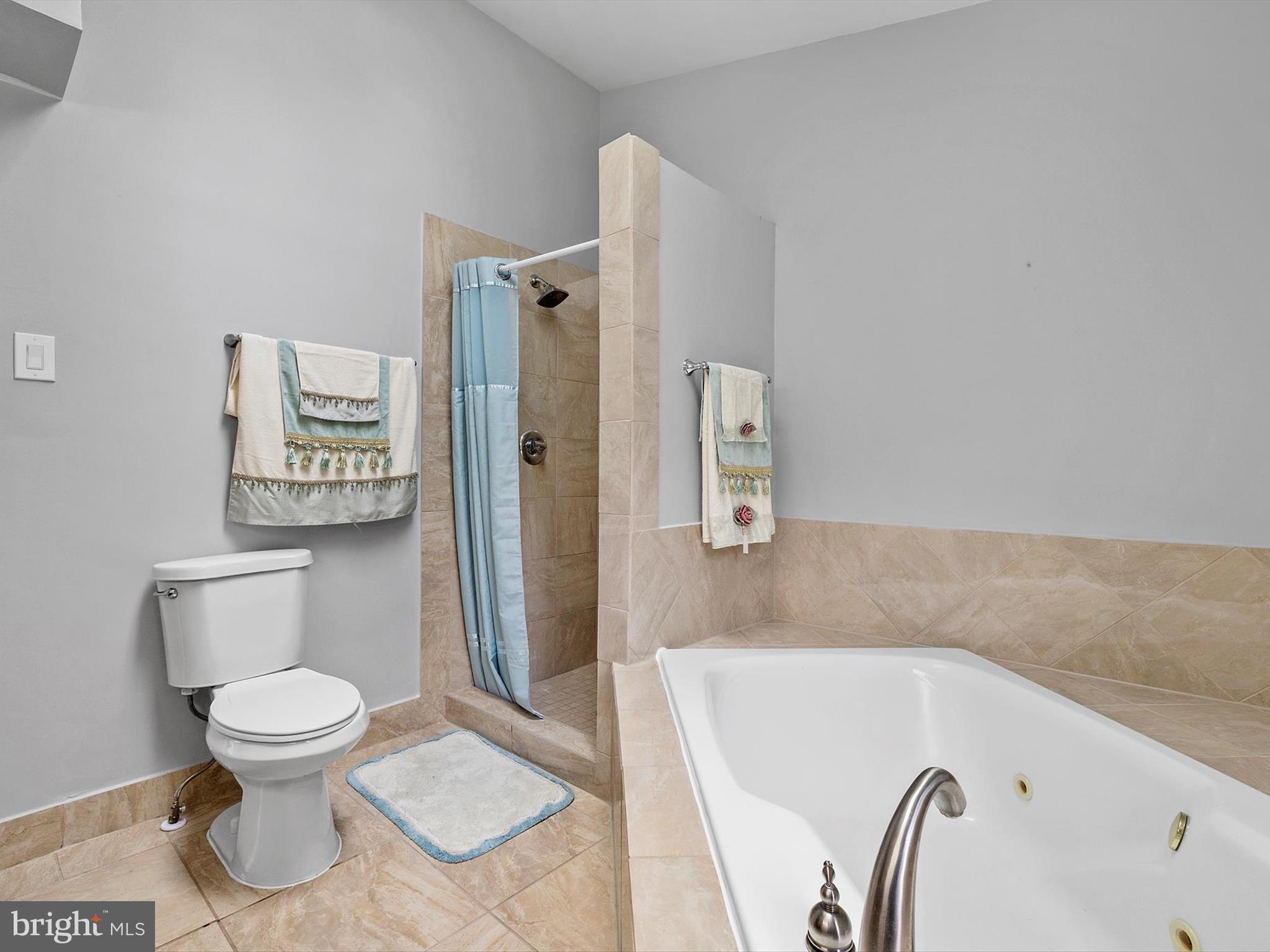 2704 ARCHANGEL COURT