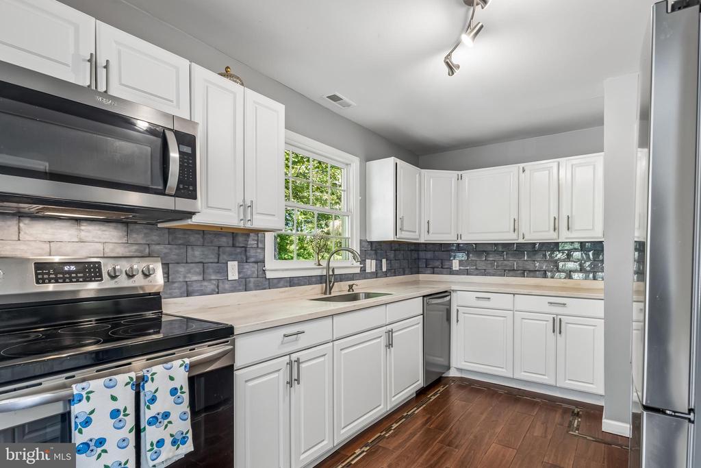 819 CHAPEL FARM DRIVE