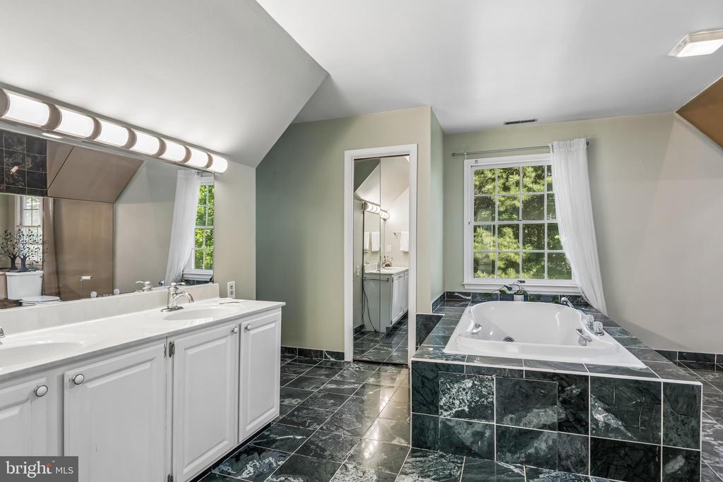819 CHAPEL FARM DRIVE