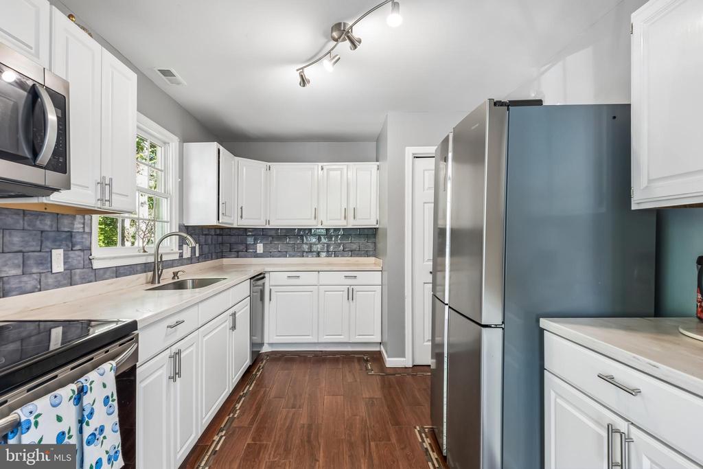 819 CHAPEL FARM DRIVE