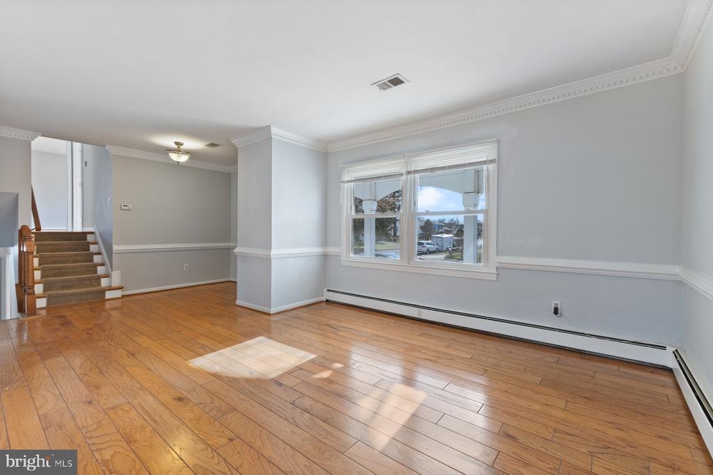302 W JUNIPER AVENUE