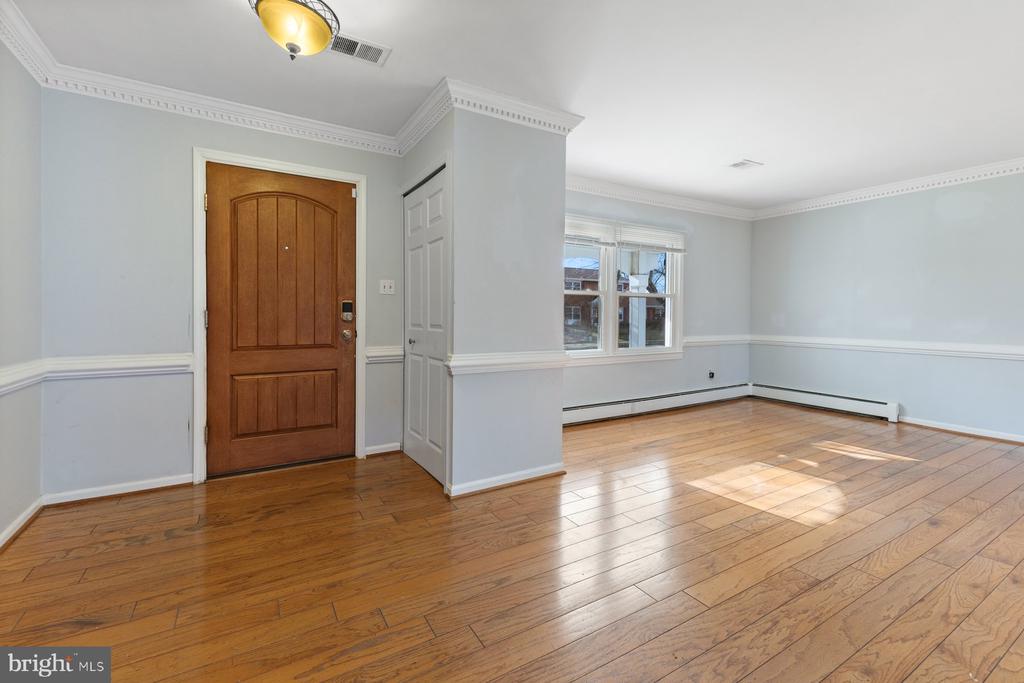 302 W JUNIPER AVENUE