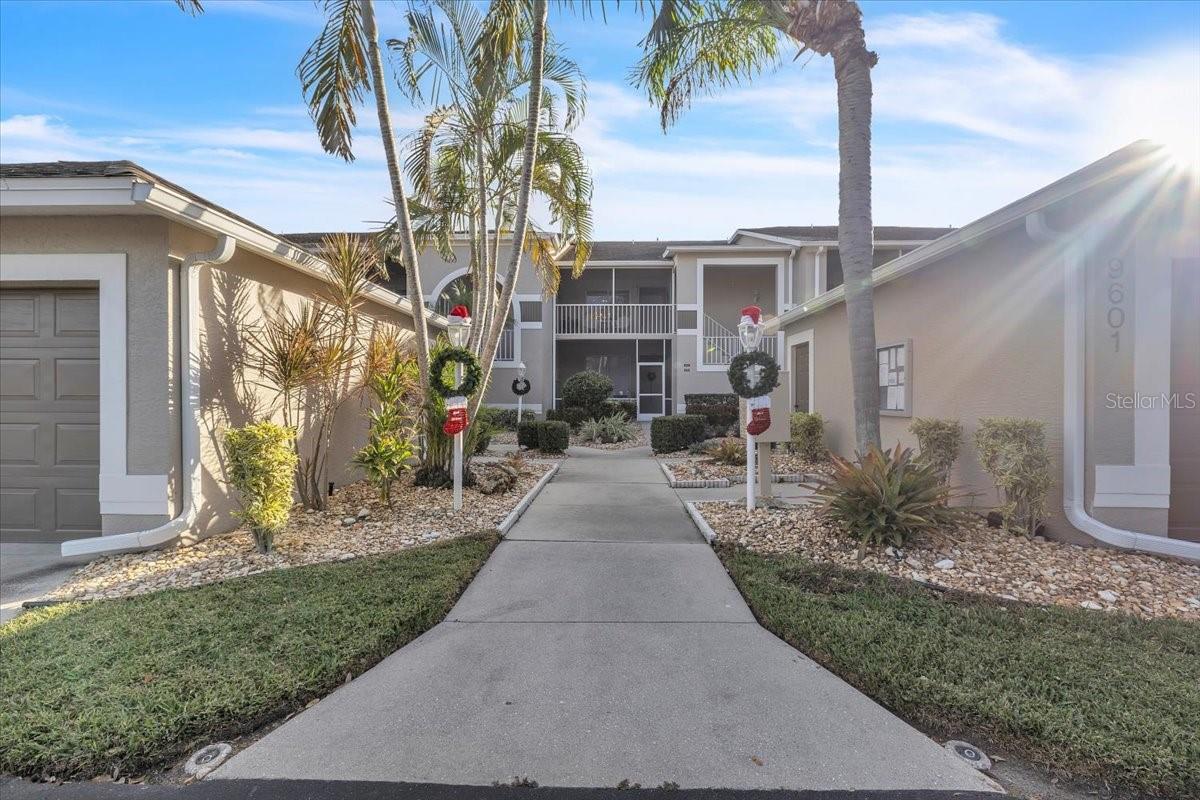 9601 CASTLE POINT DR #825