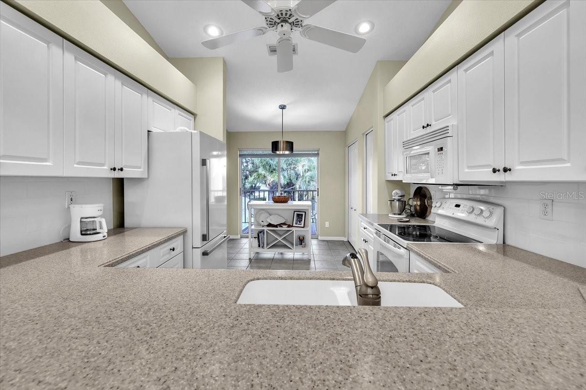 9601 CASTLE POINT DR #825