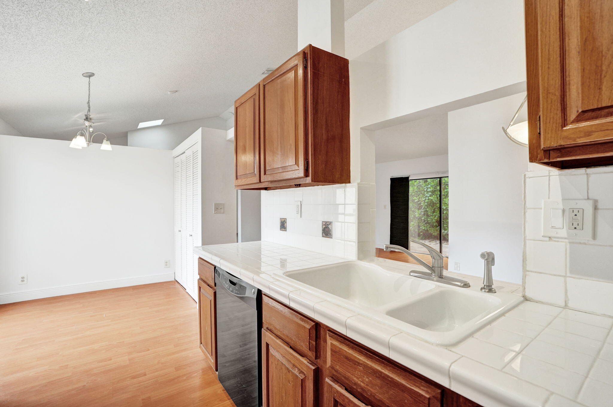 2001 Maplewood Drive