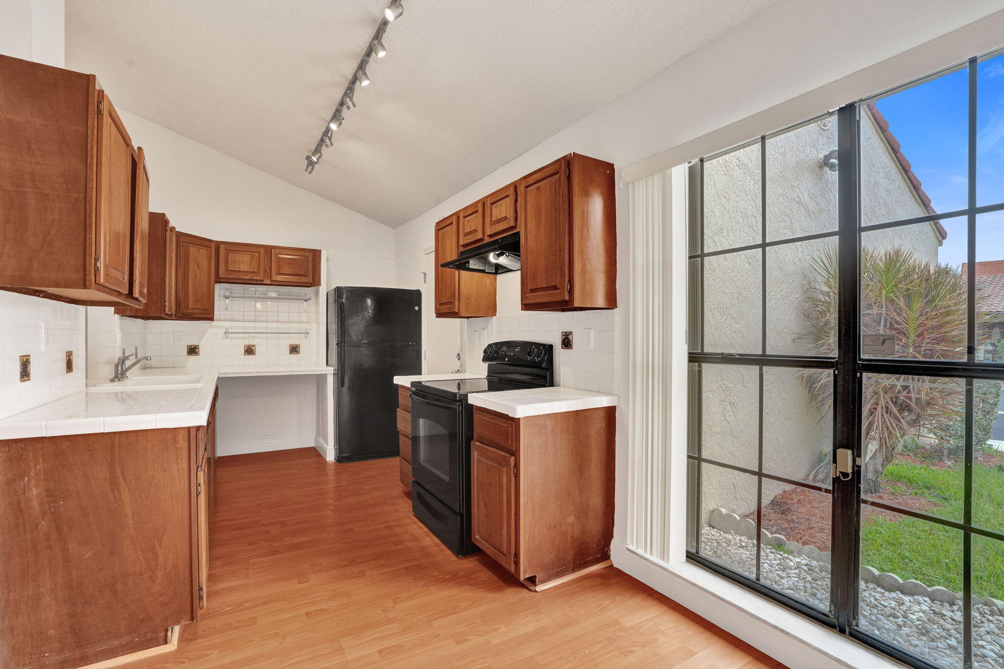 2001 Maplewood Drive