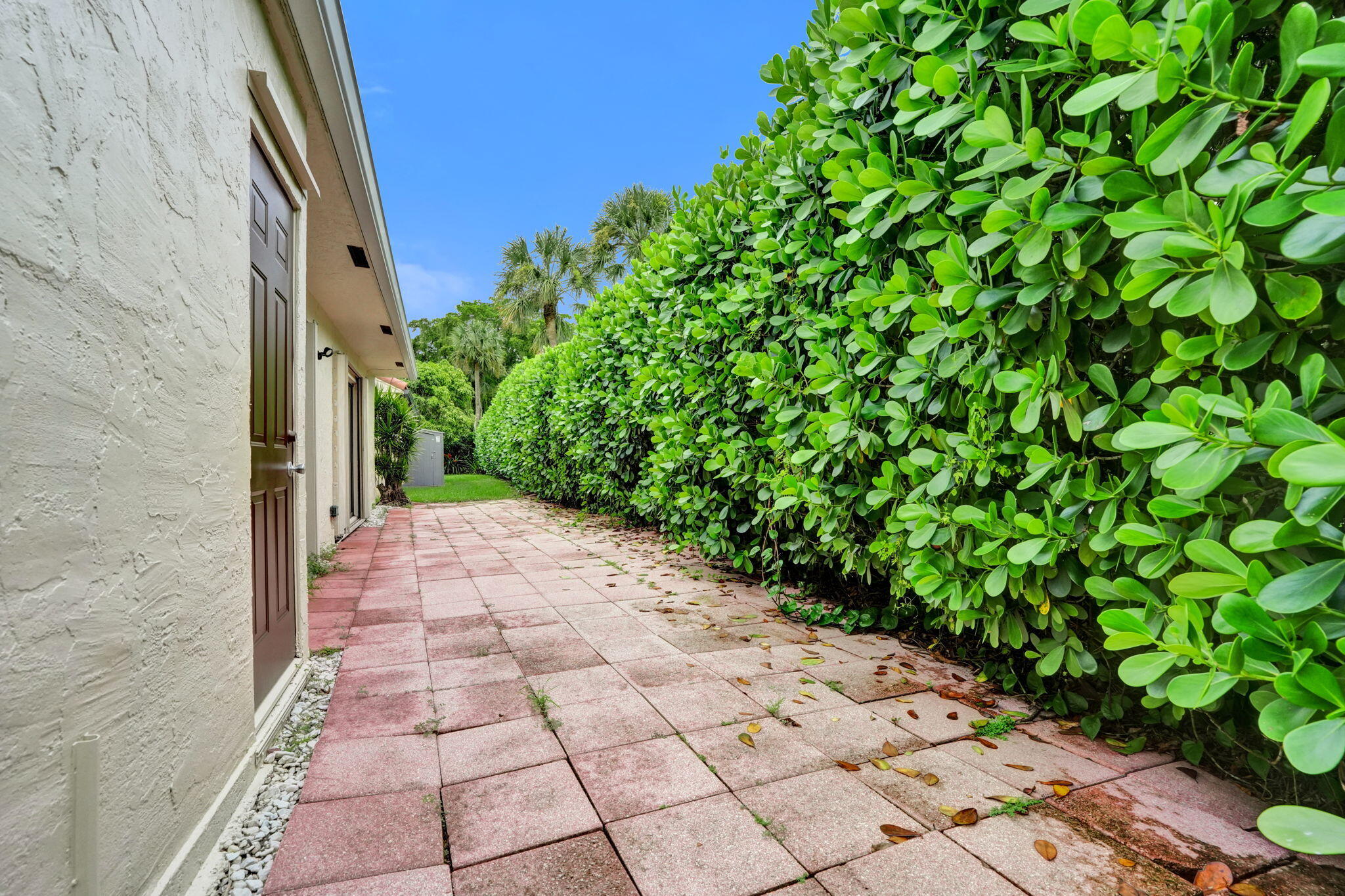 2001 Maplewood Drive