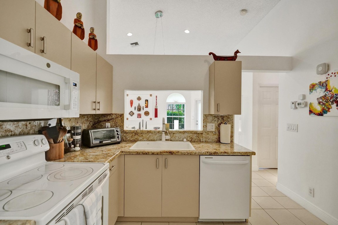 6212 Floral Lakes Drive