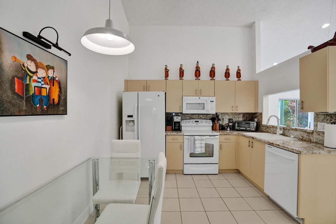 6212 Floral Lakes Drive