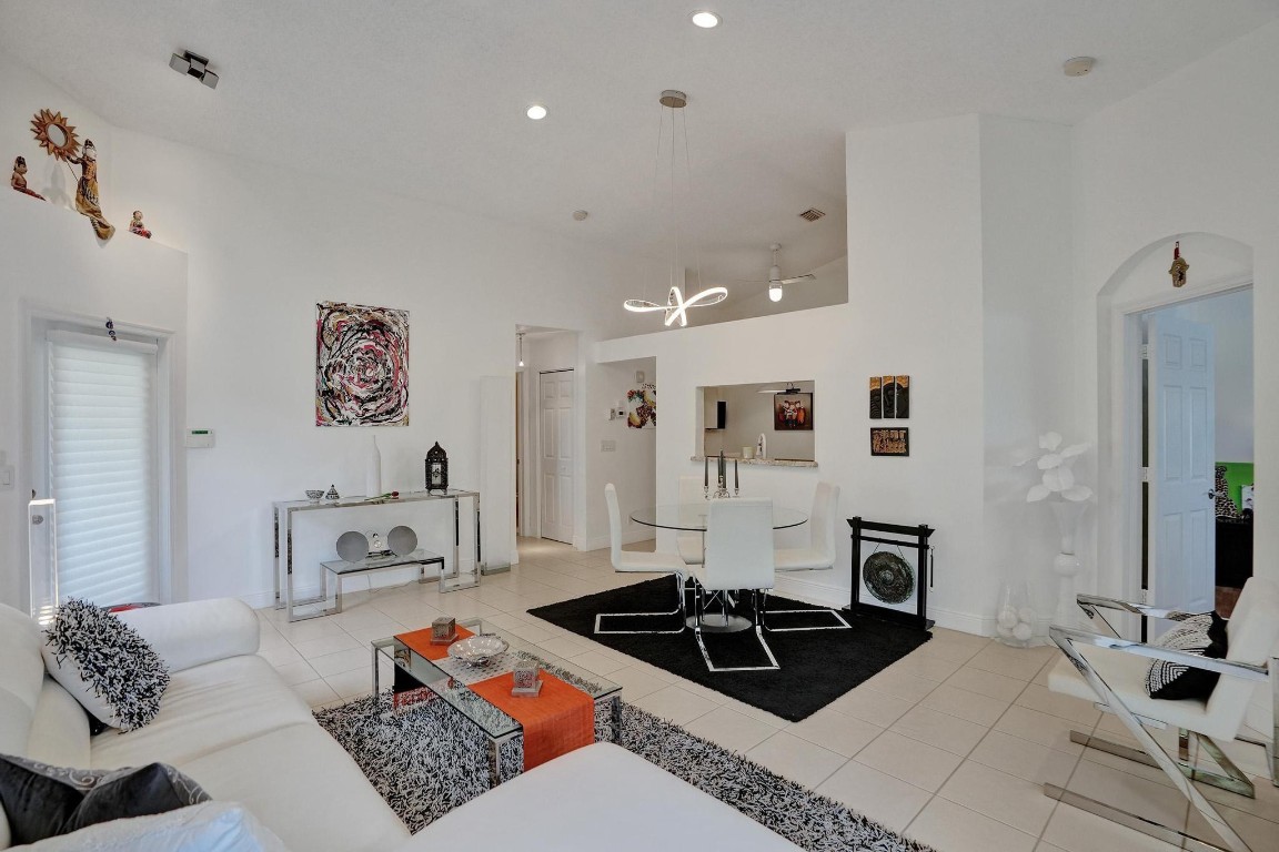 6212 Floral Lakes Drive