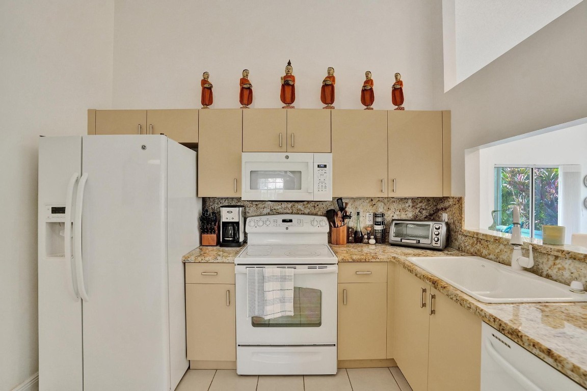 6212 Floral Lakes Drive