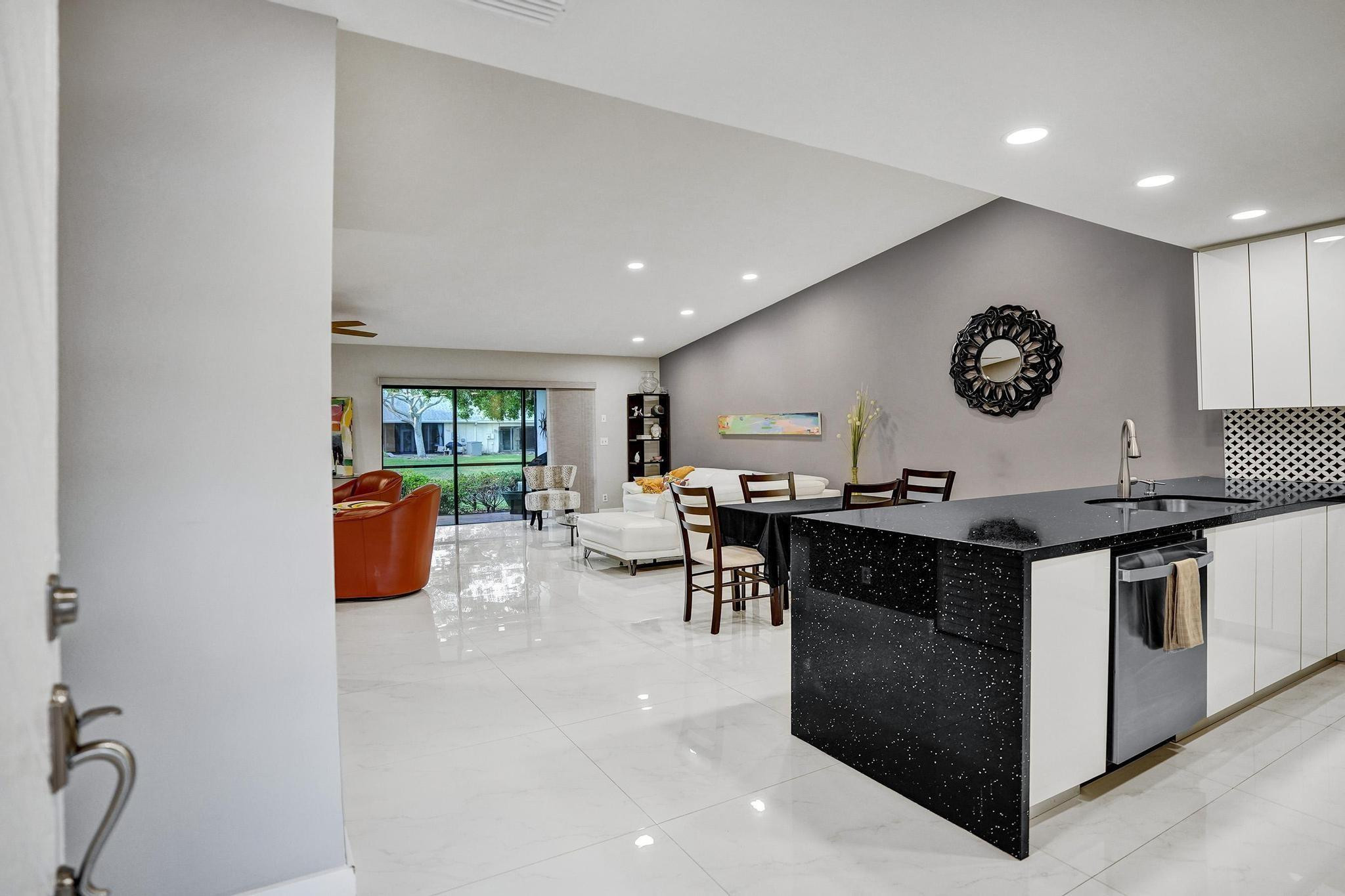 10976 Lake Front Pl