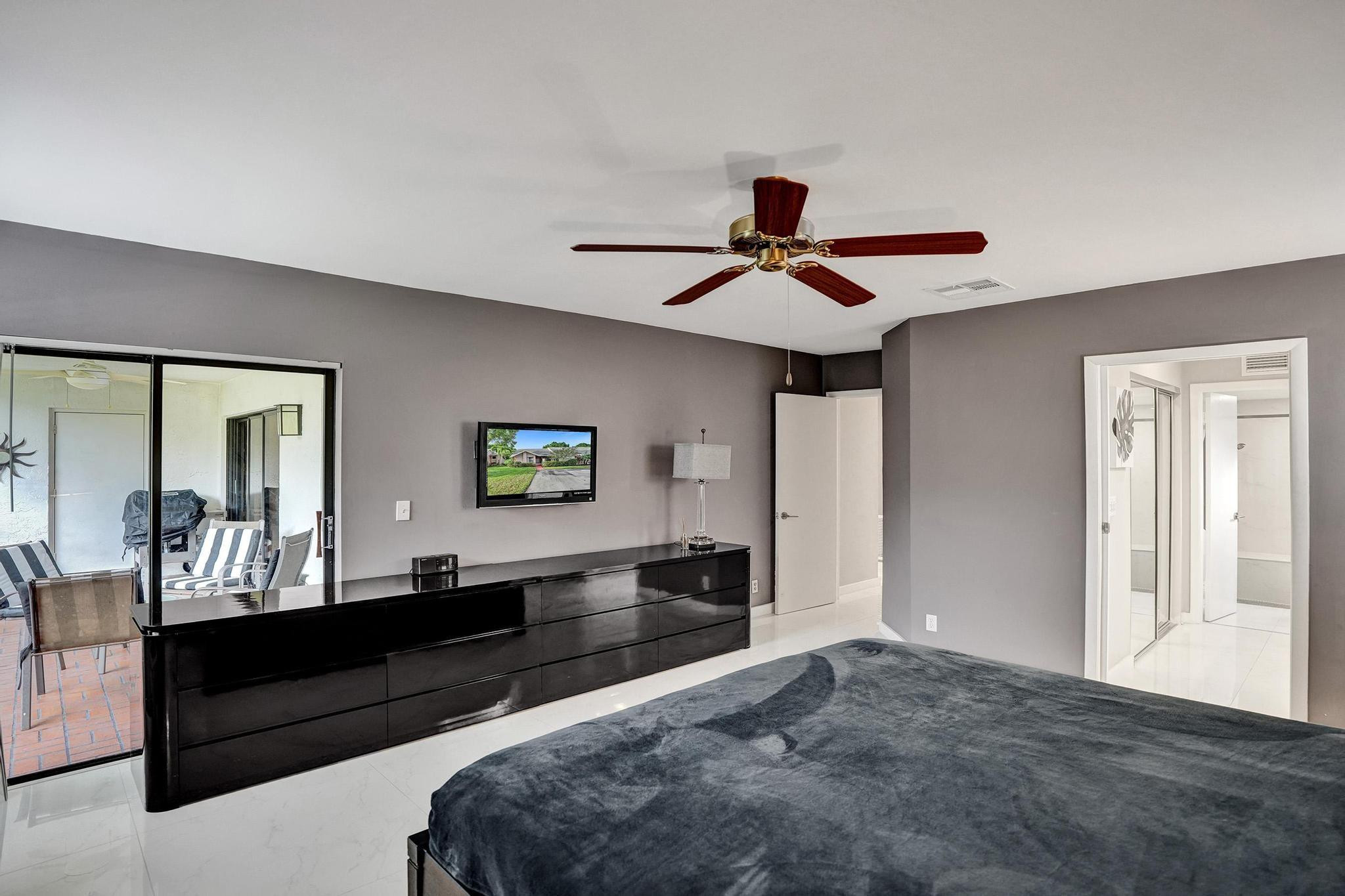 10976 Lake Front Pl