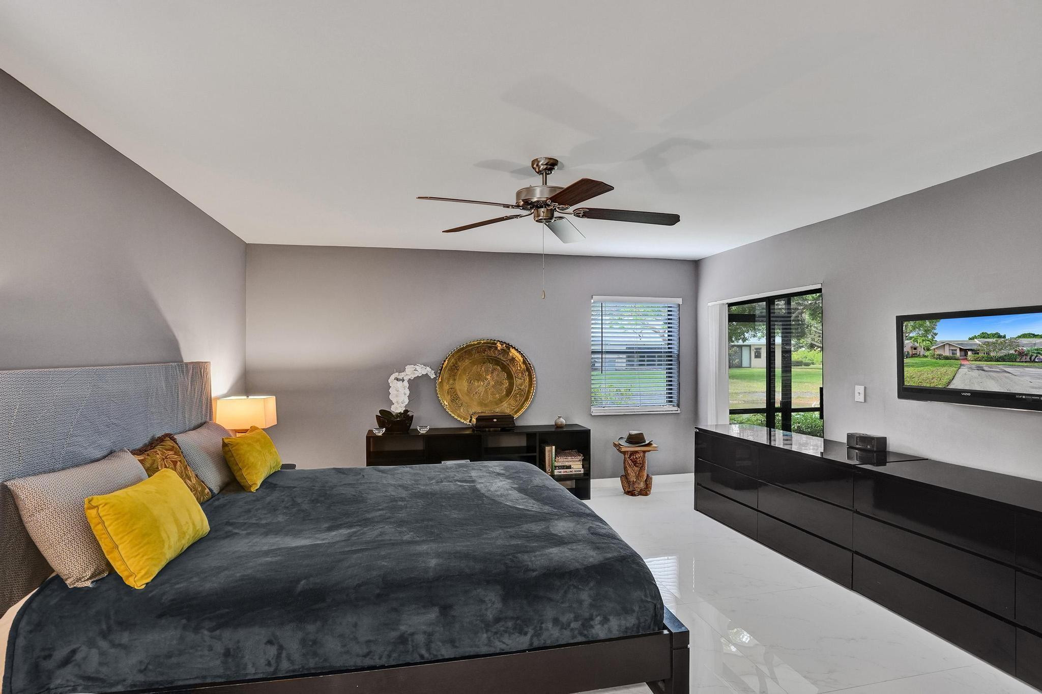 10976 Lake Front Pl