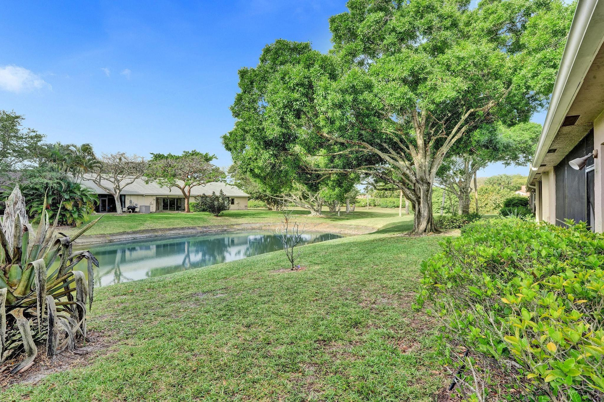 10976 Lake Front Pl