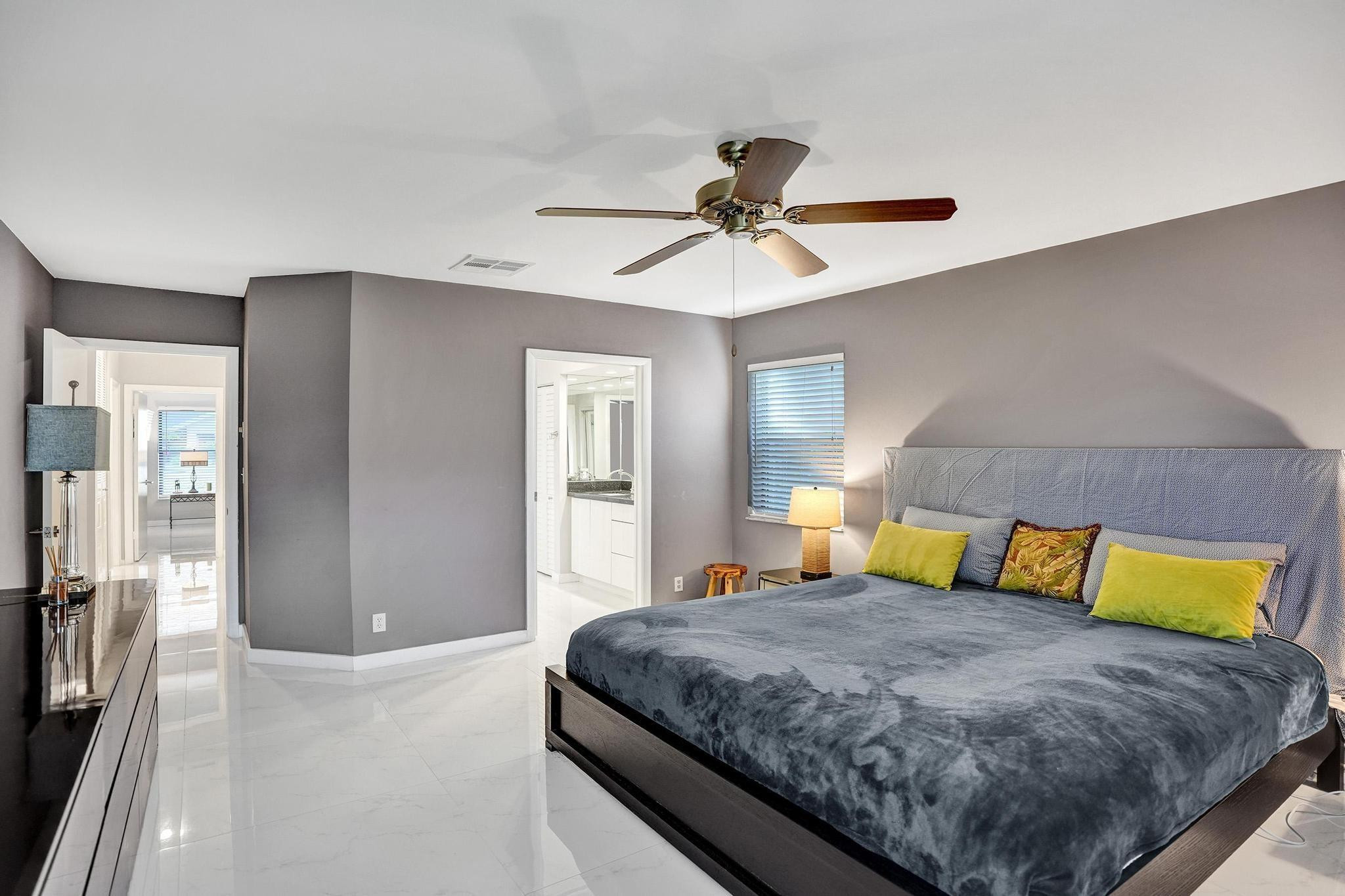 10976 Lake Front Pl