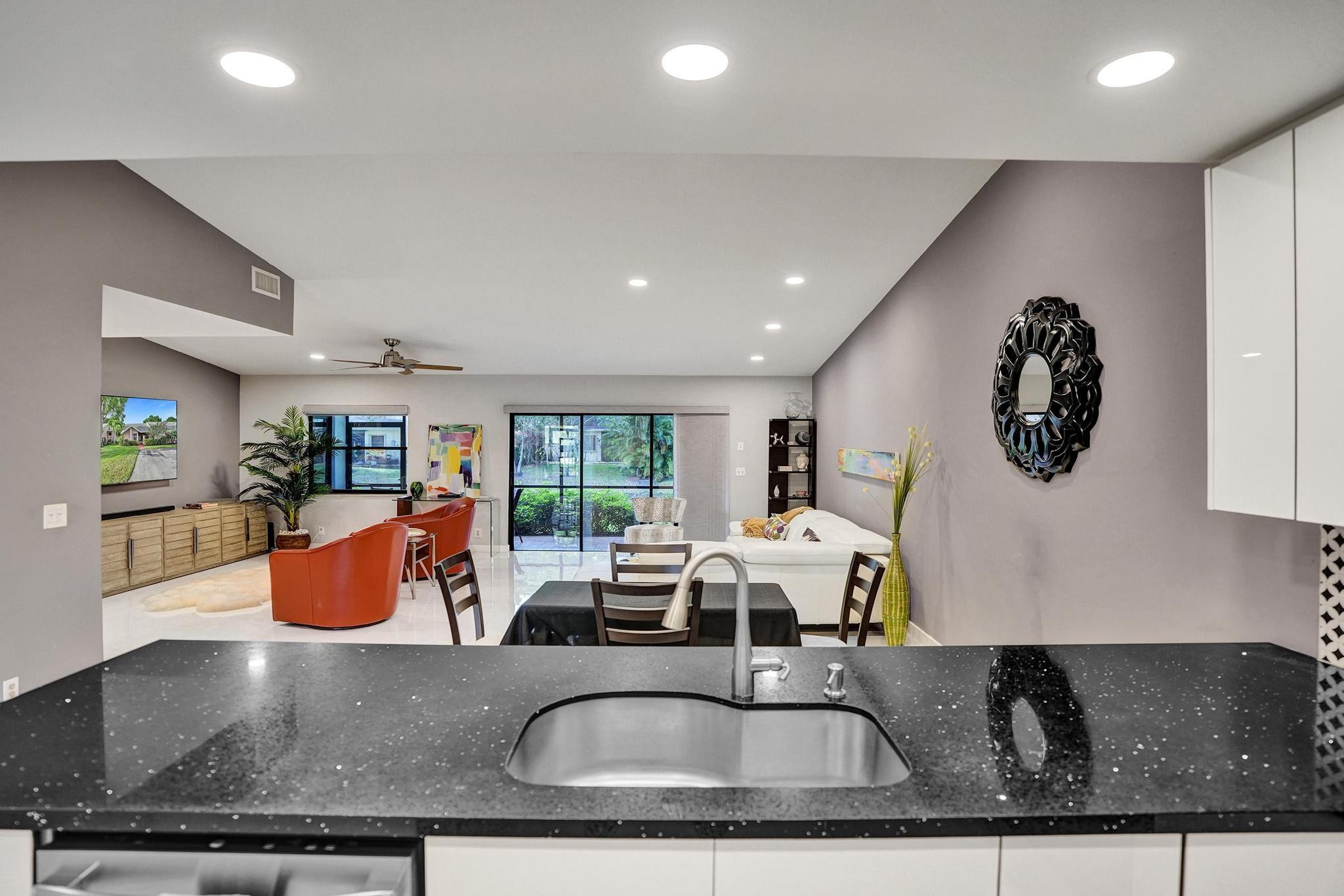 10976 Lake Front Pl