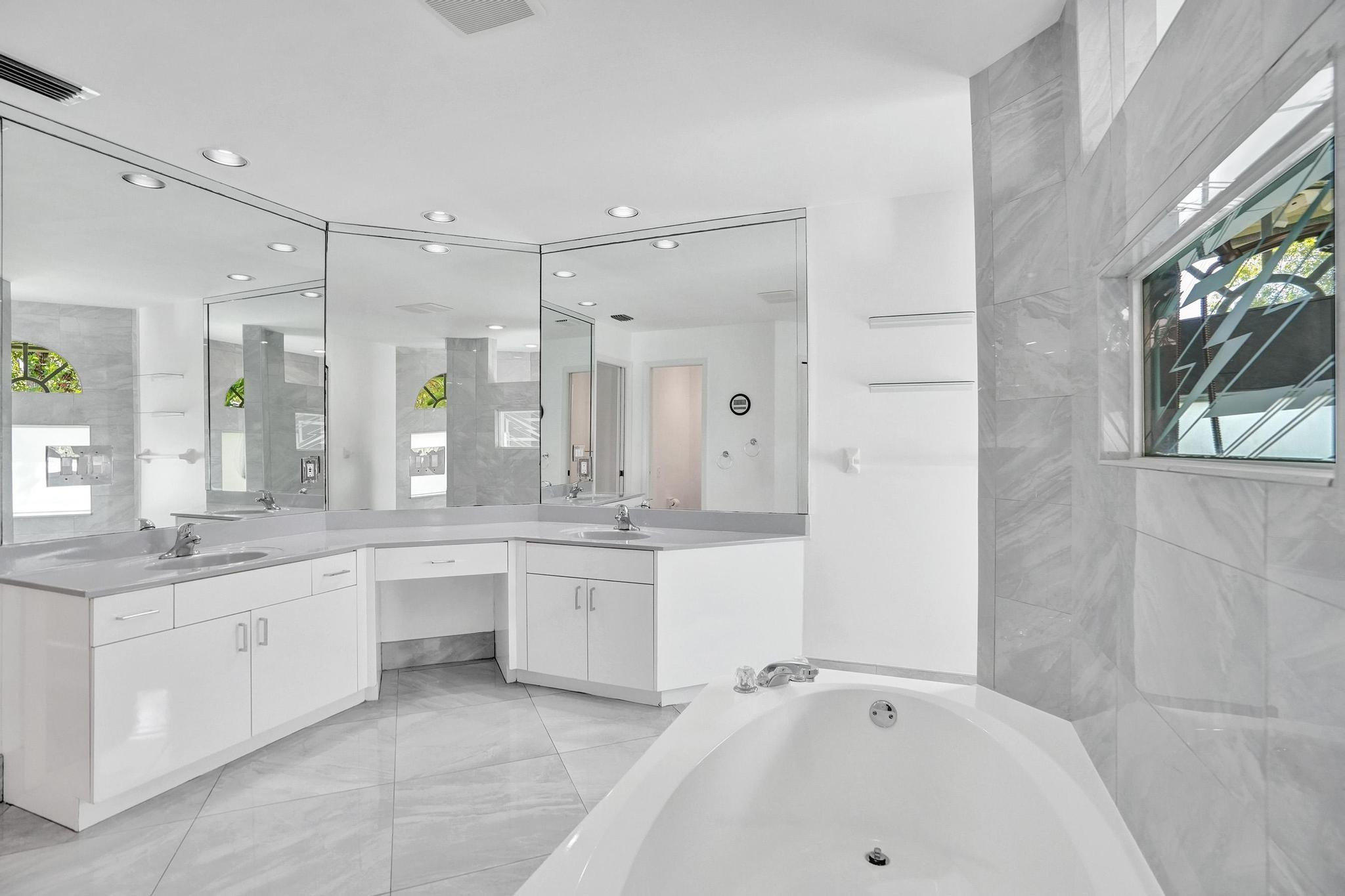 4863 Kensington Cir