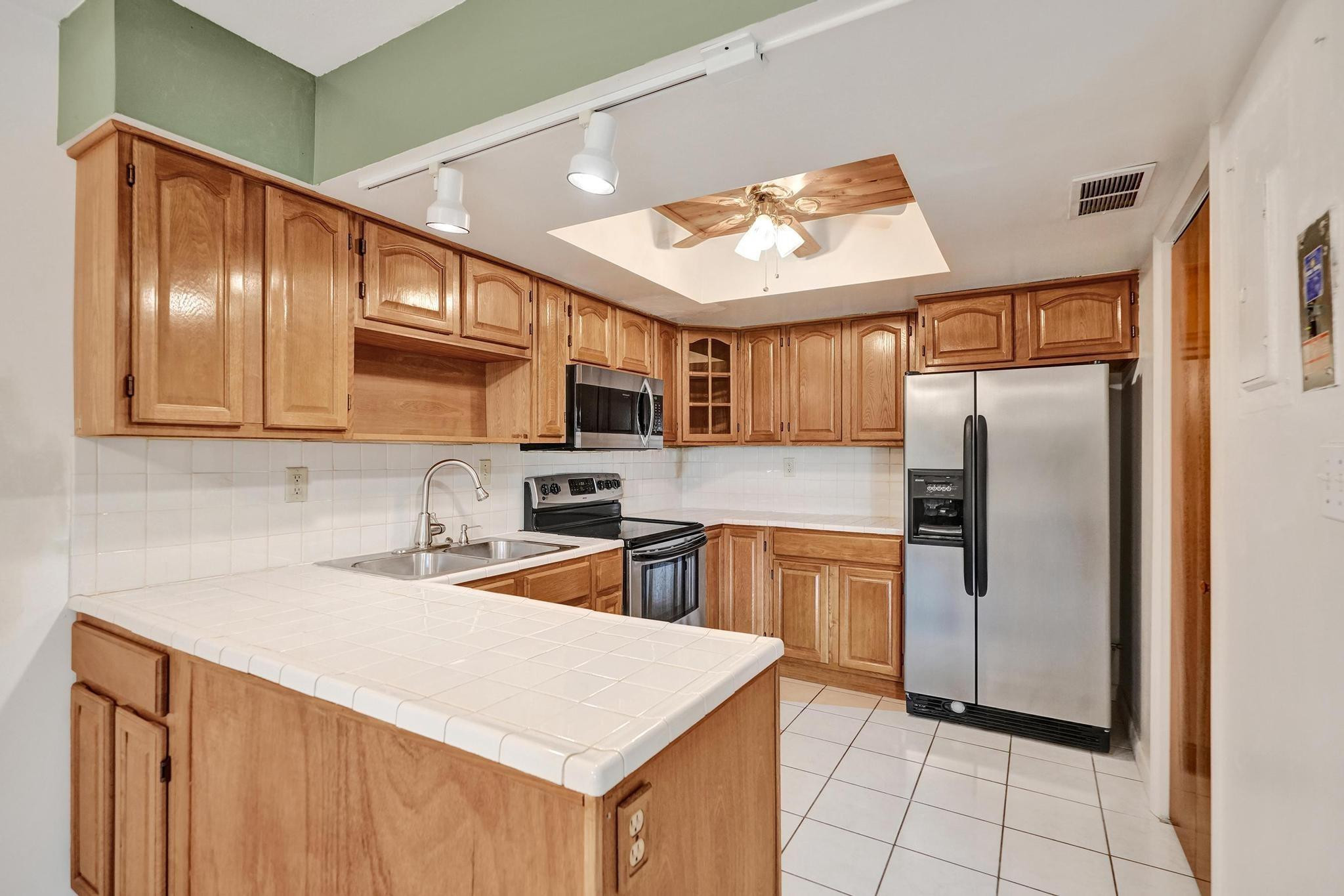 42 Canterbury Ln
