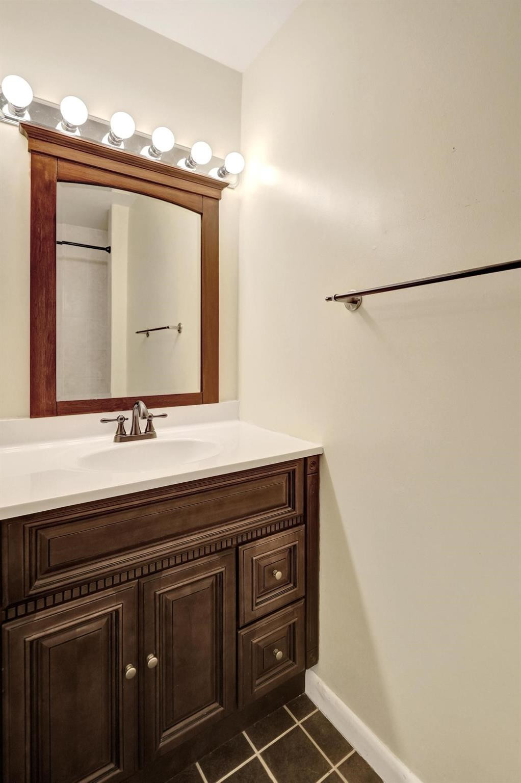 42 Canterbury Ln