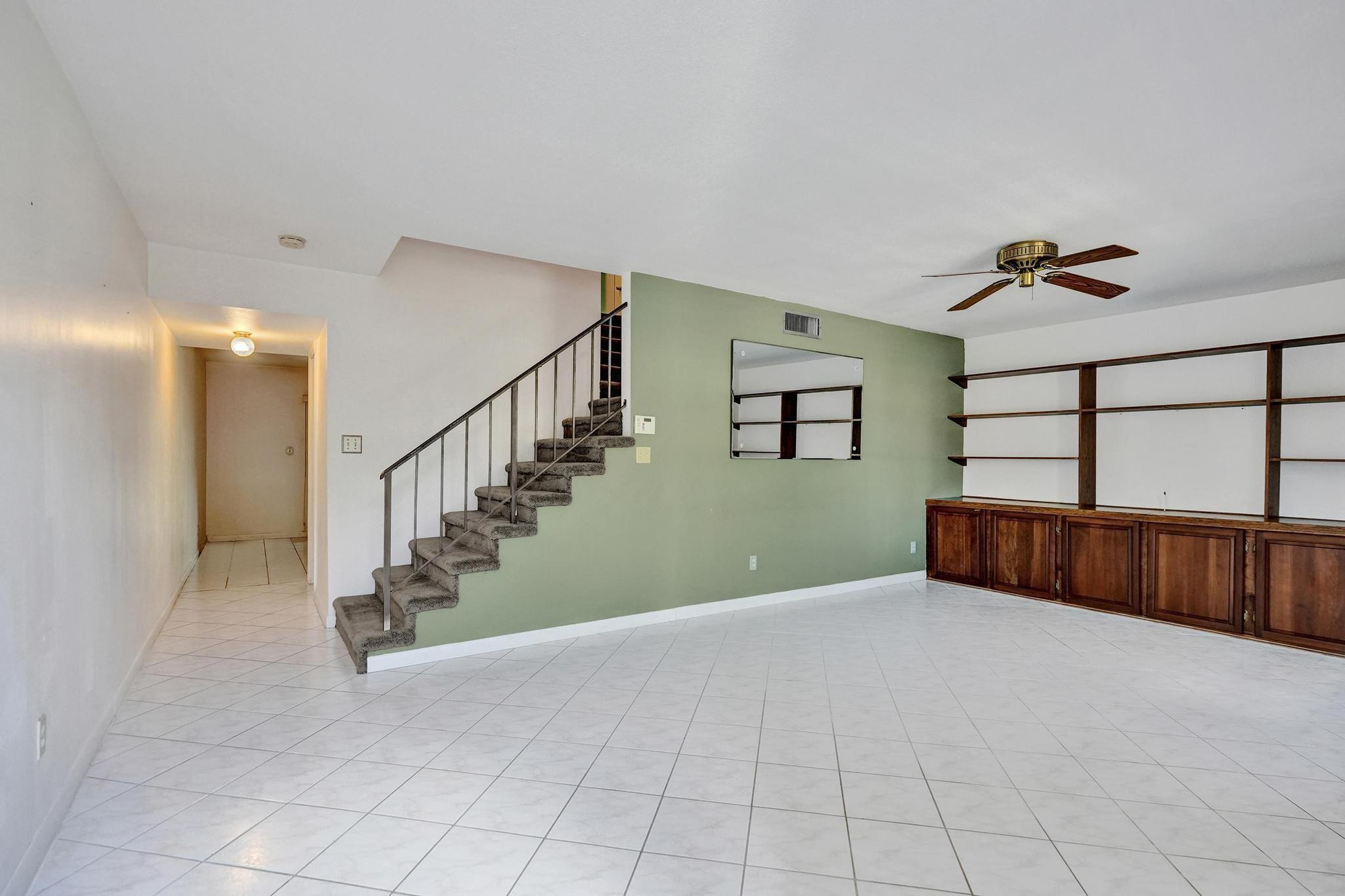 42 Canterbury Ln