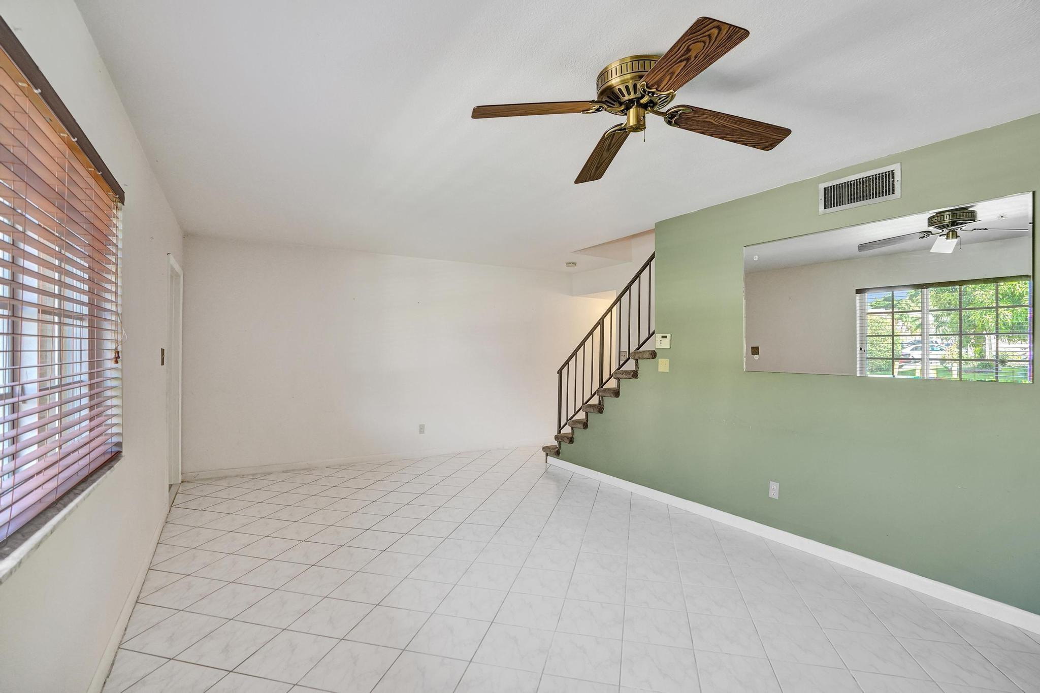 42 Canterbury Ln