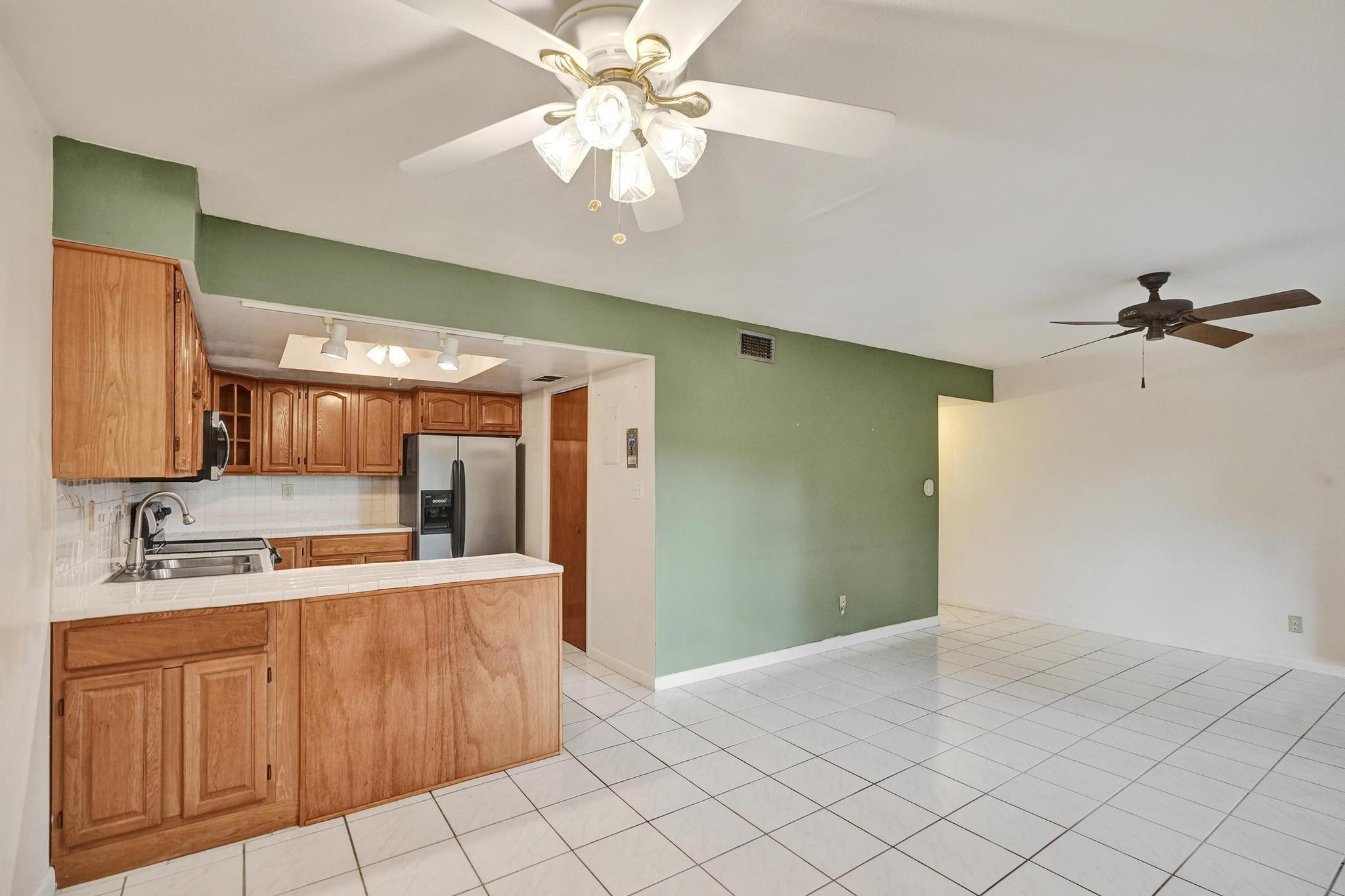 42 Canterbury Ln