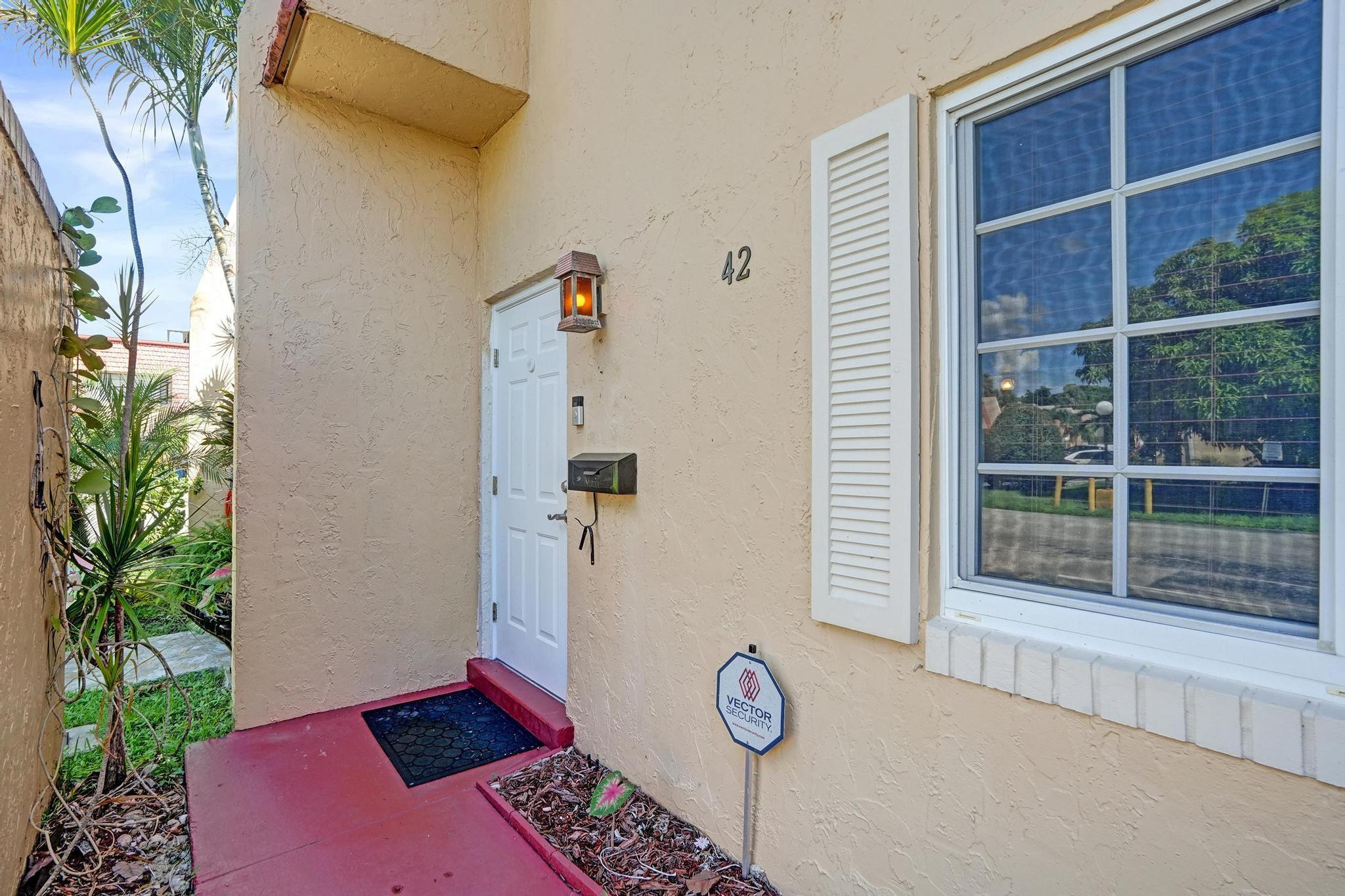 42 Canterbury Ln