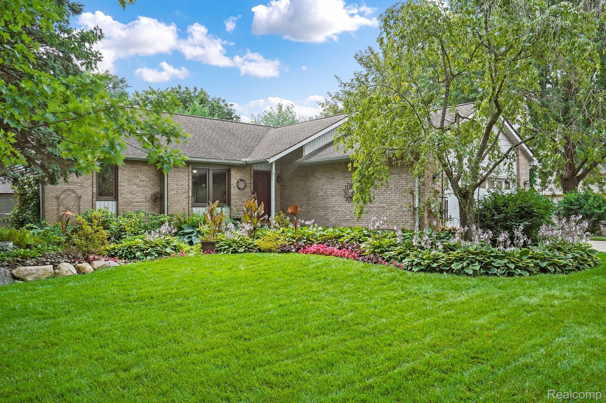 2726 E LONG LAKE Road
