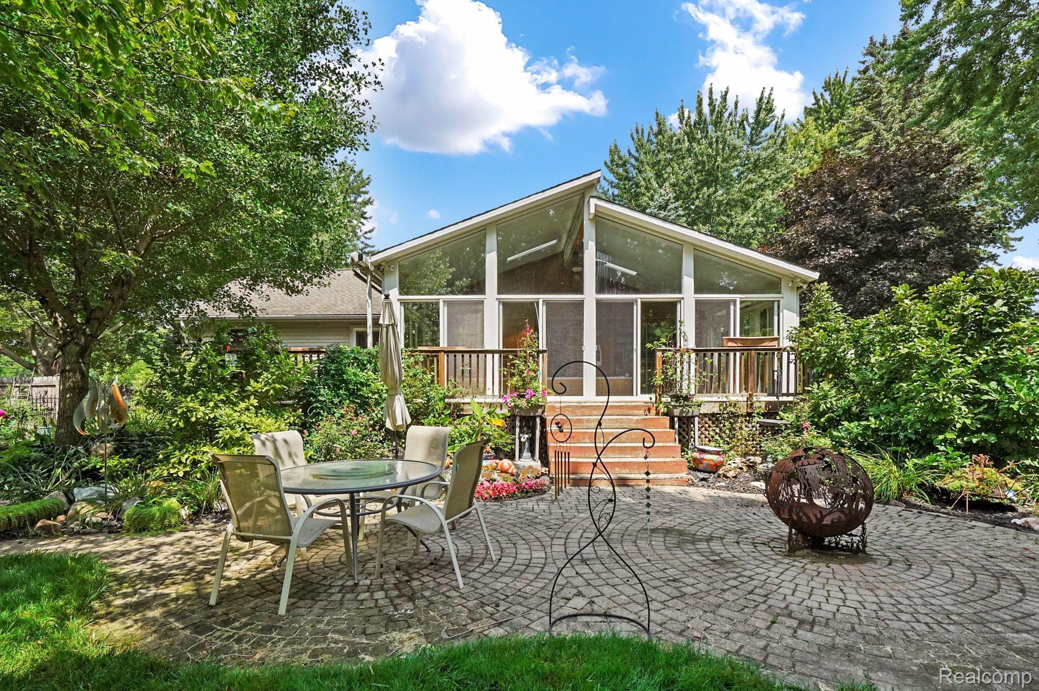2726 E LONG LAKE Road