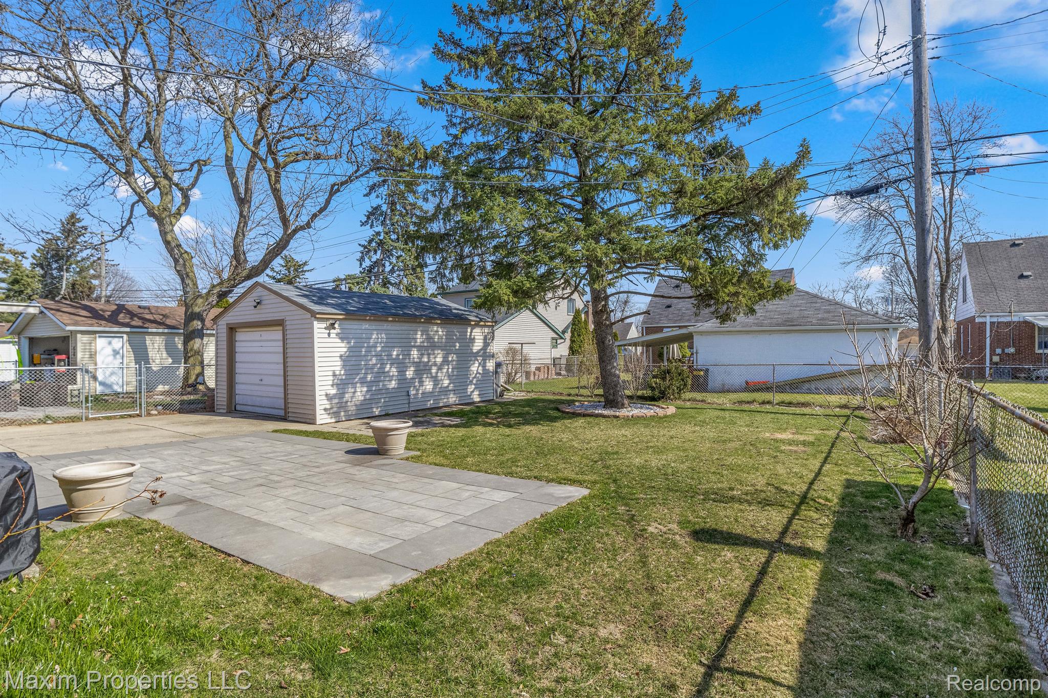 3325 LINDEN Street