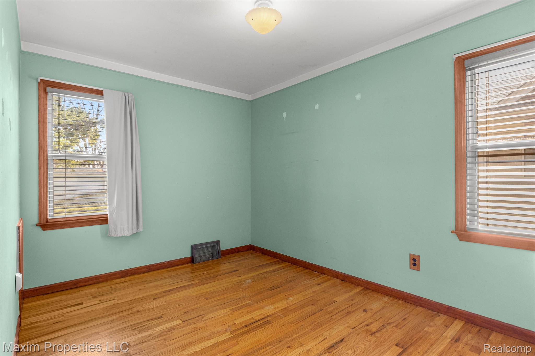 3325 LINDEN Street