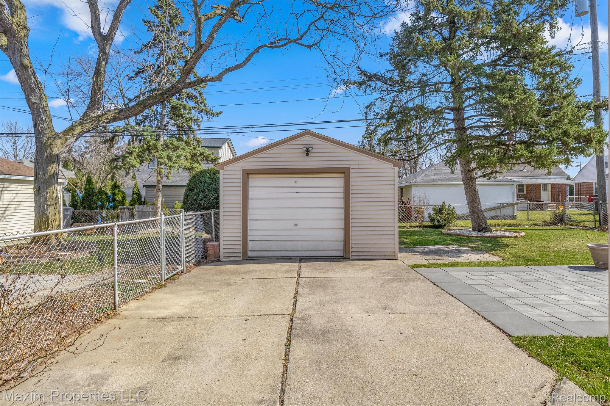 3325 LINDEN Street
