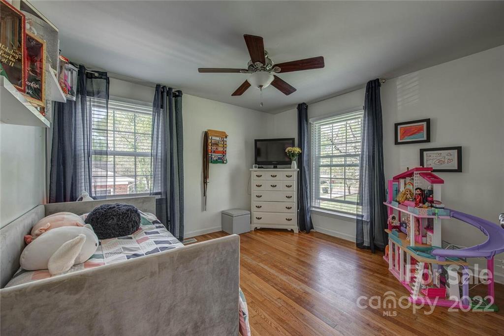 3808 Edgewater Road
