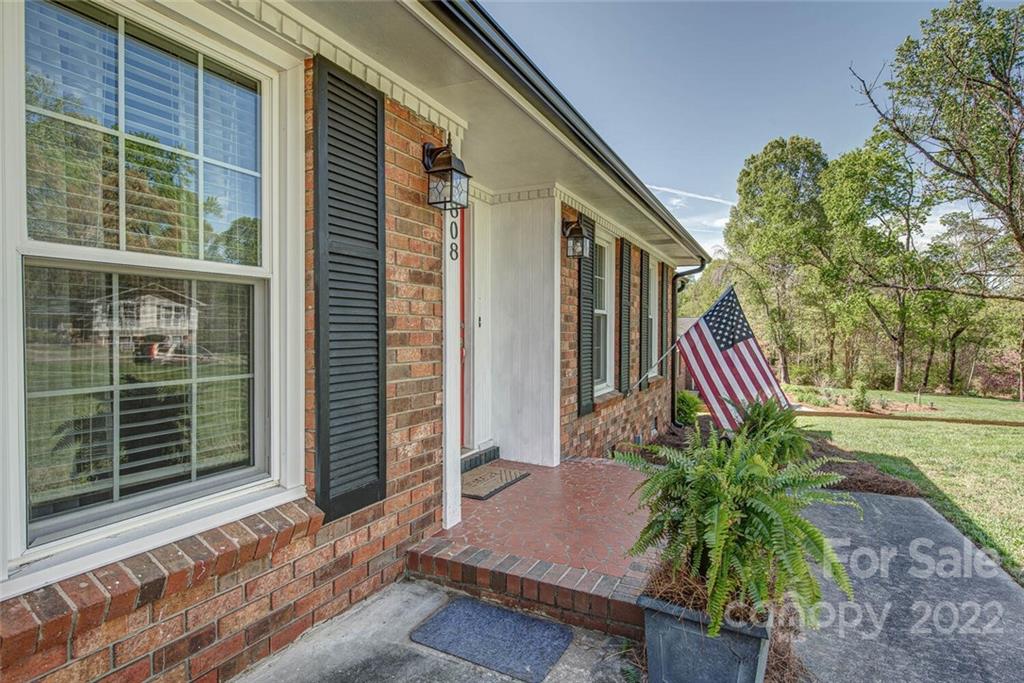 3808 Edgewater Road