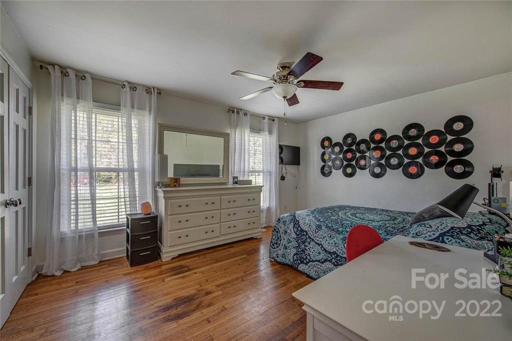 3808 Edgewater Road