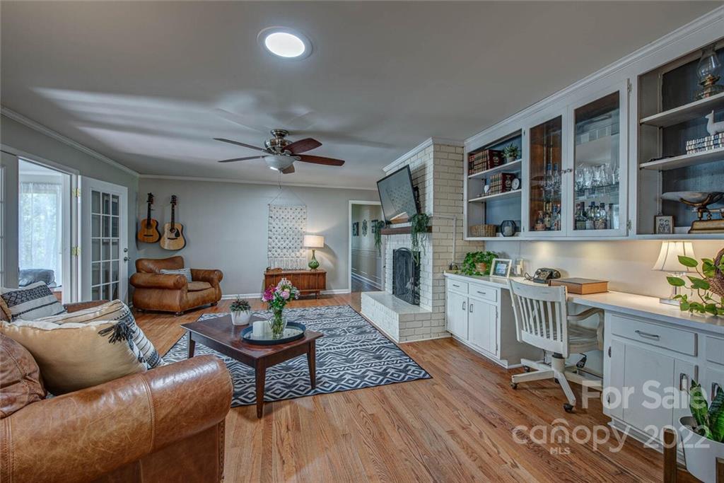 3808 Edgewater Road