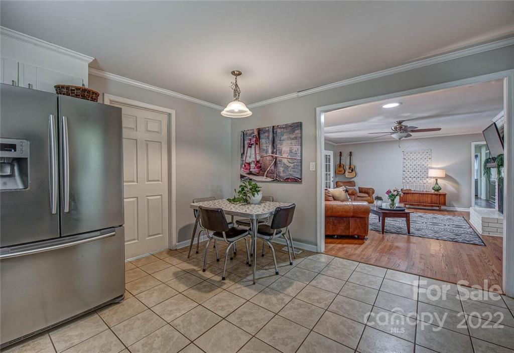 3808 Edgewater Road