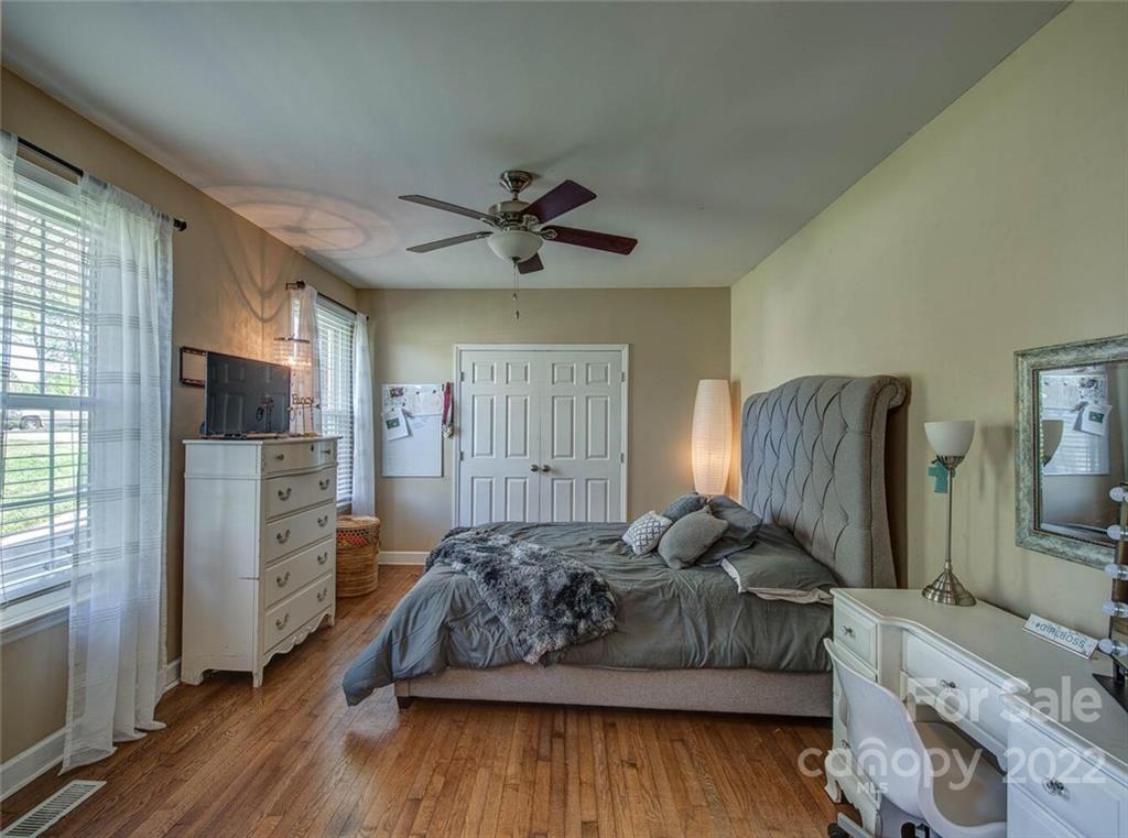 3808 Edgewater Road