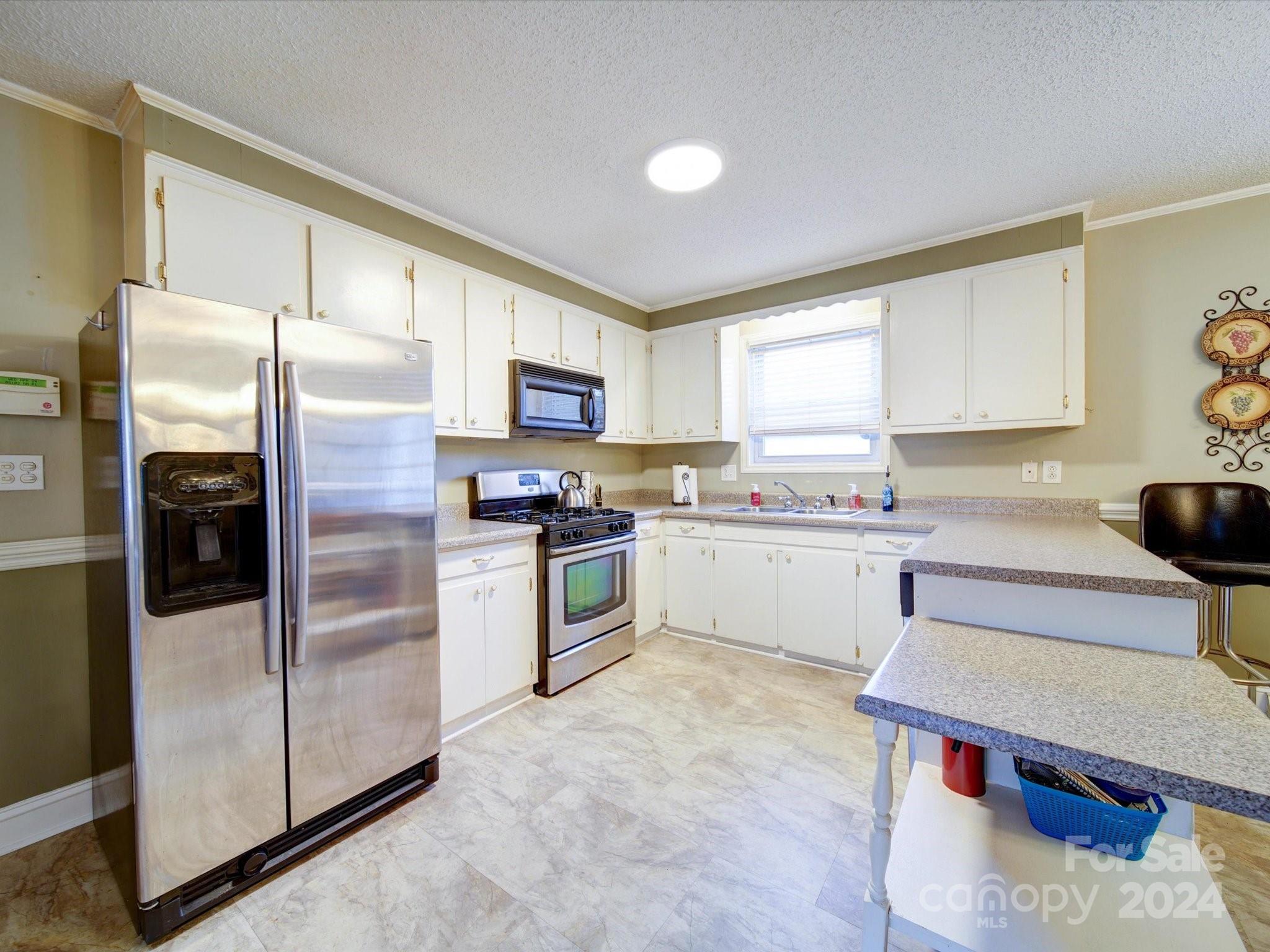 3261 Robinwood Road