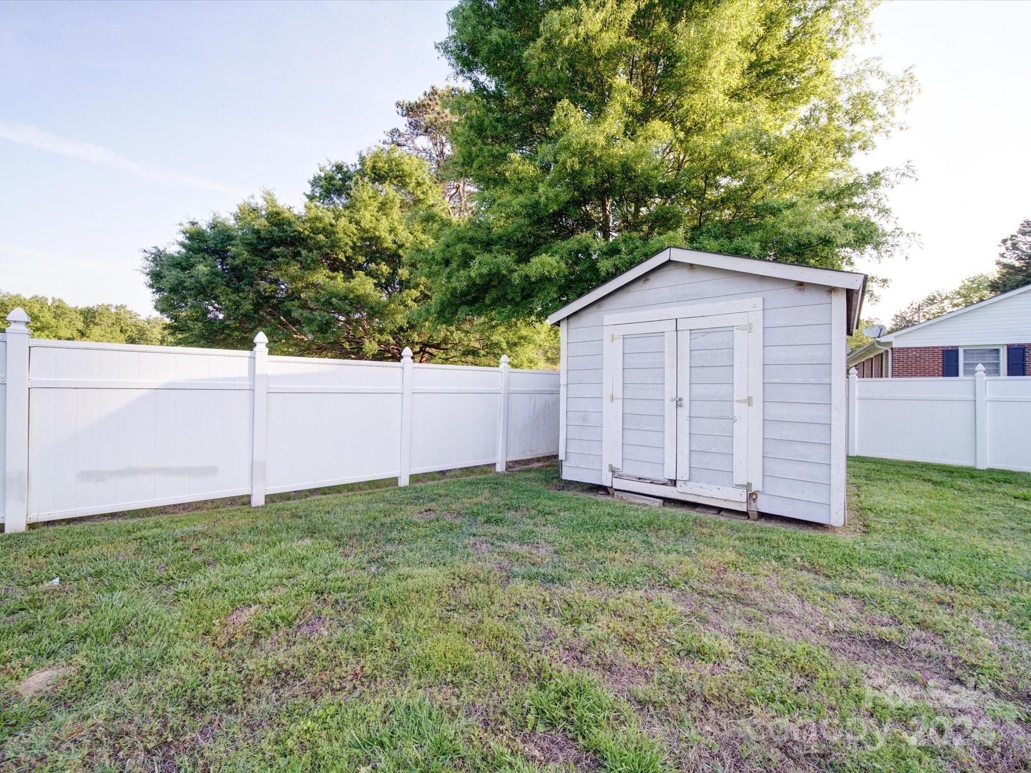 3261 Robinwood Road