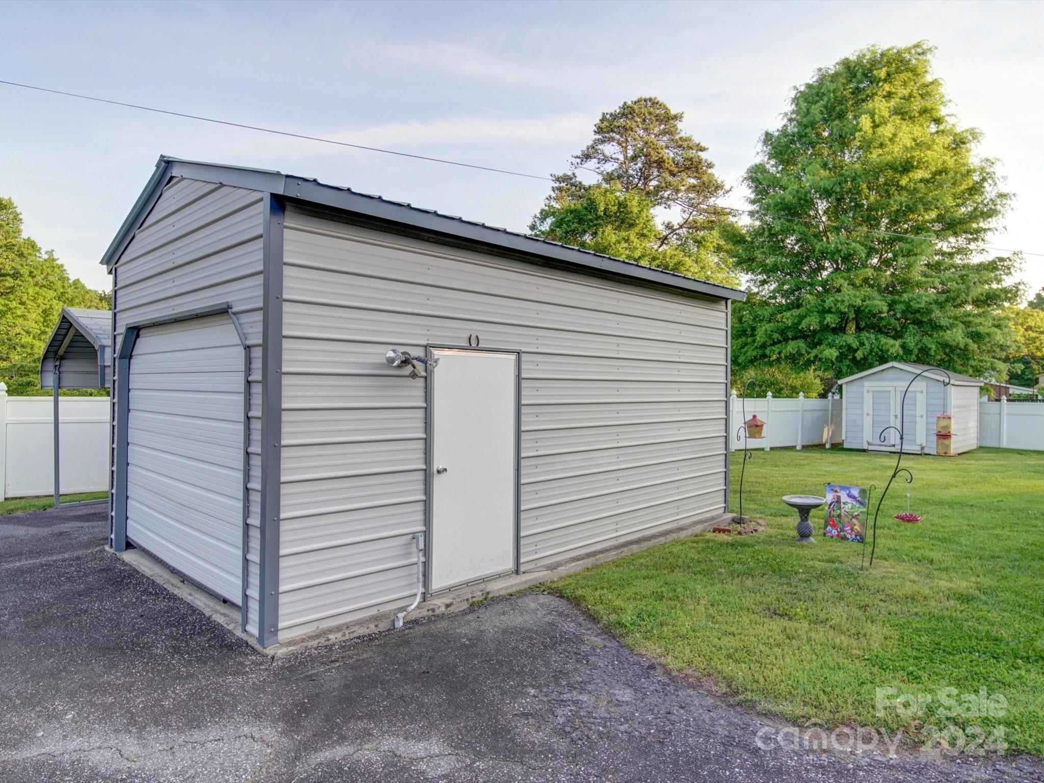3261 Robinwood Road