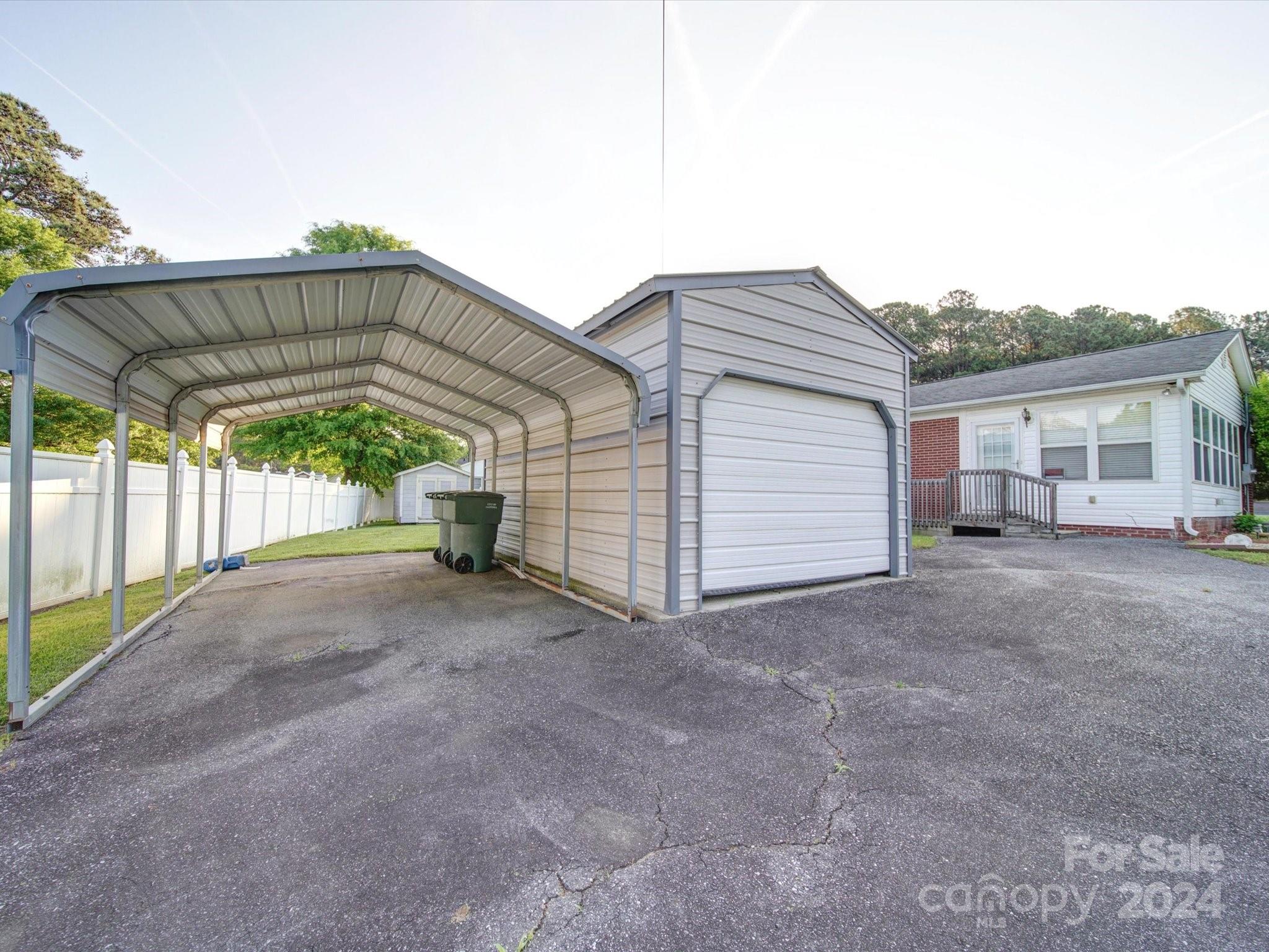 3261 Robinwood Road