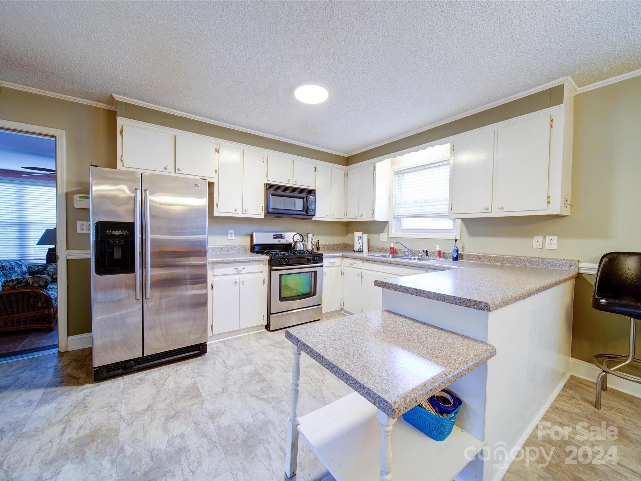 3261 Robinwood Road