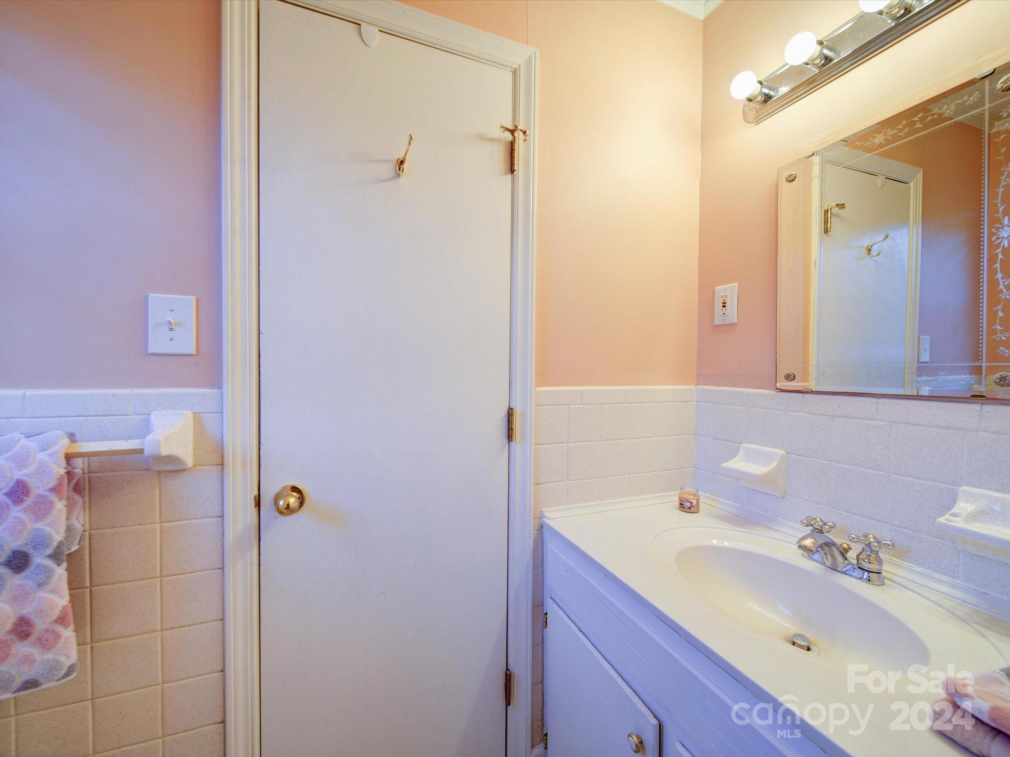 3261 Robinwood Road