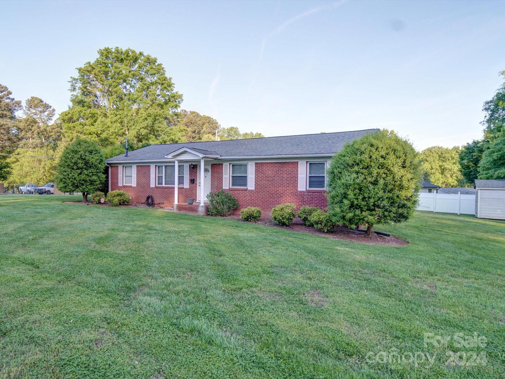 3261 Robinwood Road